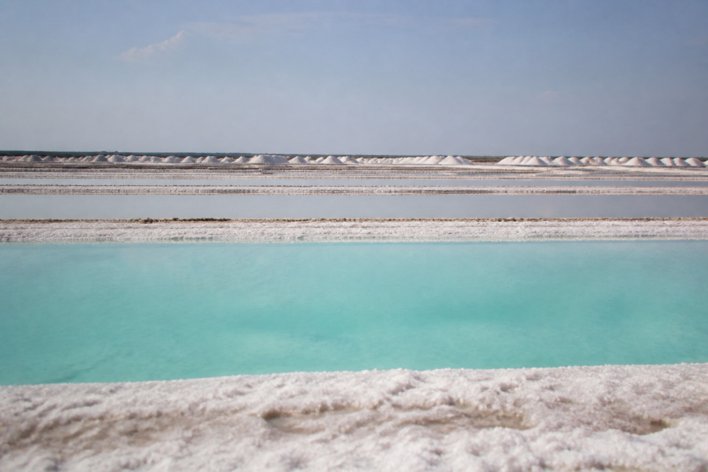 Bassins turquoise et cristaux de sel blanc