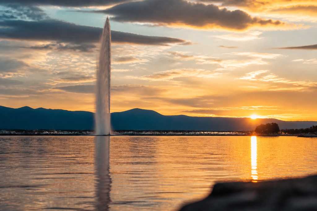Jet eau Geneve Alpes coucher soleil