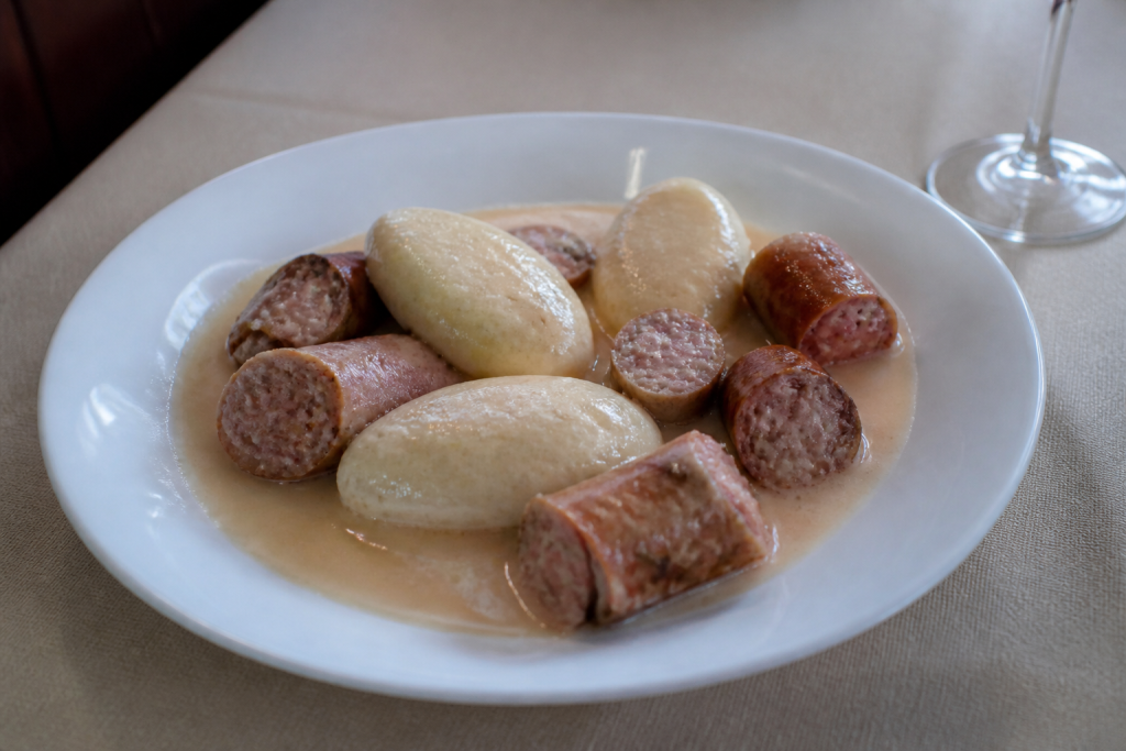 Quenelles saucisson andouillettes assiette restaurant decor